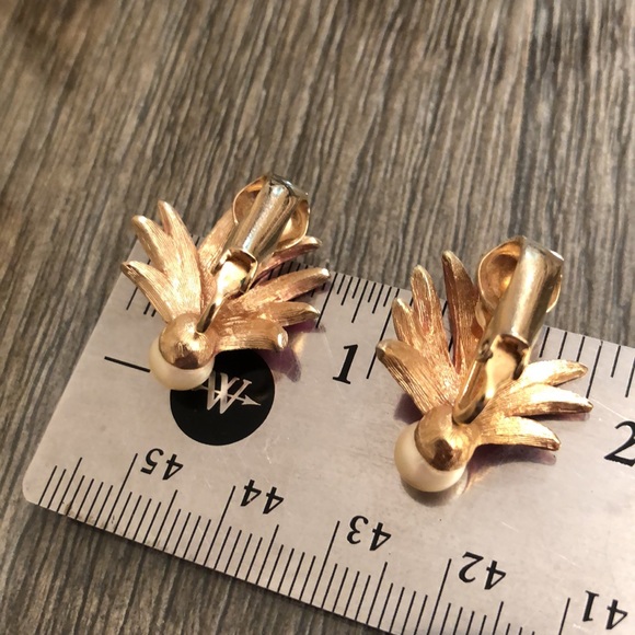 Vintage Pink, Gold & Faux Pearl Clip Earrings - Picture 13 of 14